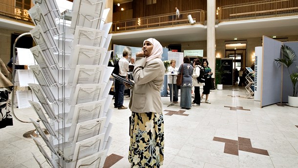 Et nyt projekt skal finde veje, der bringer udsatte ledige - blandt andet flygtninge og indvandrere - tættere på arbejdsmarkedet. Billedet er fra en jobmesse på Frederiksberg Rådhus. 