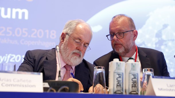 Her kigger energiminister Lars Chr. Lilleholt EU's klimakommissær, Miguel Arias Cañete, over skulderen ved Clean Energy Ministerial-topmødet i København i maj måned.  