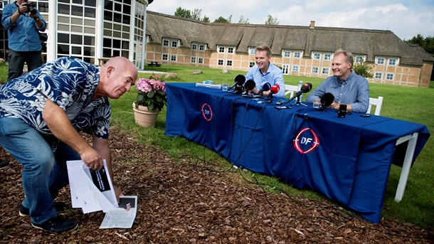 DF har mest gavn af den lange sommerferie, og når kalenderen rammer oktober, har partiet ofte omsat medieomtale til gode målinger.