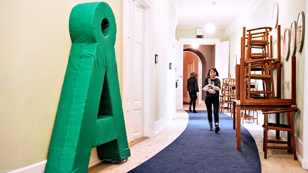 Alternativets 'Å' på Christiansborg. Hvis Danmark ikke skal sakke bagud i det grønne kapløb, skal tempoet op, skriver Jonathan Ries (ALT) og Christian Poll (ALT). 