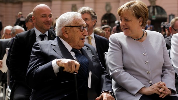 Merkel er her i selskab med den tidligere amerikanske udenrigsminister Henry Kissinger til et arrangement sidste år i anledningen af 70-året for Marshall-planen. 