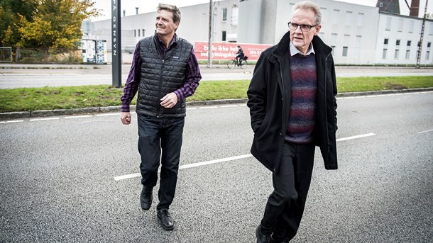 Glostrups Venstre-borgmester John Engelhardt (tv.) er oppe imod et nyt flertal i byrådet, efter at et tidligere venstremedlem og Konservative er gået med i en ny 