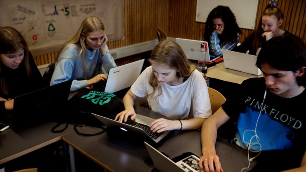 Unge og deres forældre mener, at en gymnasial uddannelse holder muligheder åbne i meget længere tid, end det er muligt med en erhvervsuddannelse, står der i en ny undersøgelse fra Rådet for Ungdomsuddannelser. 