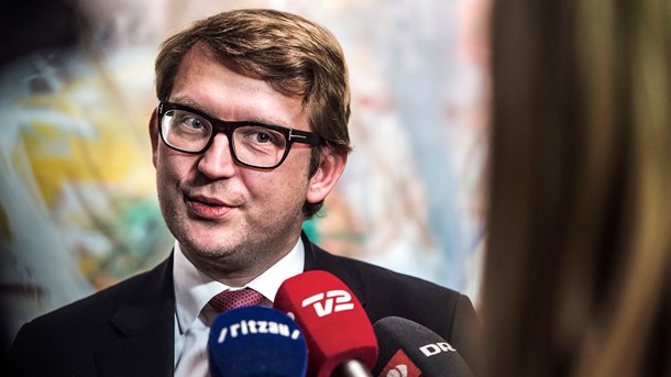 Beskæftigelsesminister Troels Lund Poulsen (V) mener, at EU blander sig i nationale anliggender med nye regler om forældreorlov og adgang til sociale ydelser.