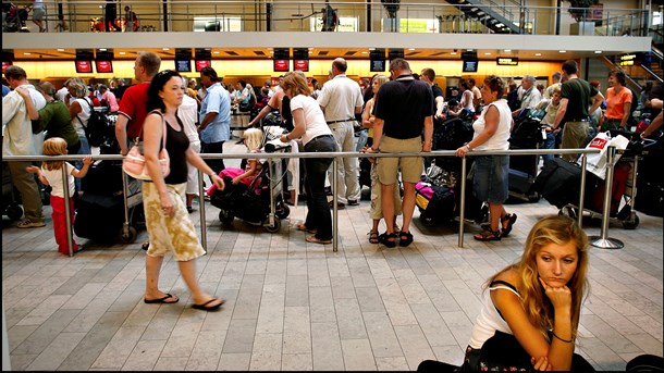 Danskerne rejser mere og mere med fly, men et flertal afviser afgifter, som ellers kan begrænse klimabelastningen. Arkivfoto fra sommerferiekø i Københavns Lufthavn, Kastrup.