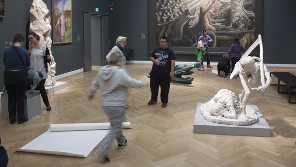 I VIVE-rapporten har forskerne blandt andet undersøgt et københavnsk projekt, hvor frivillige har fungeret som kulturformidlere på Statens Museum for Kunst for at styrke borgere med handicaps netværk og livskvalitet. Men samarbejdet mellem de frivillige og de kommunalt ansatte har ikke været gnidningsfrit.