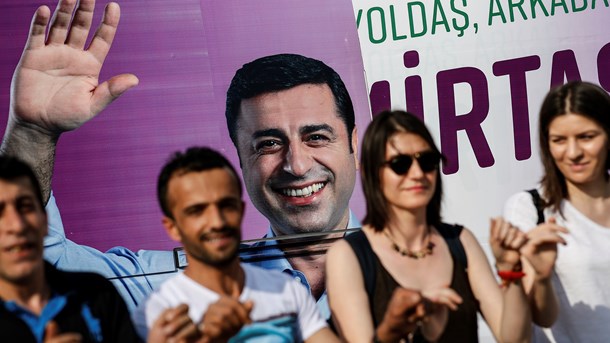 5. juni 2018. Vælgere i Istanbul danser foran en valgplakat af Selahattin Demirtas, tyrkiets fænsglede pro-kurdiske politiker og præsidentkandidat. (Foto: Emrah Gurel/Ritzau Scanpix)