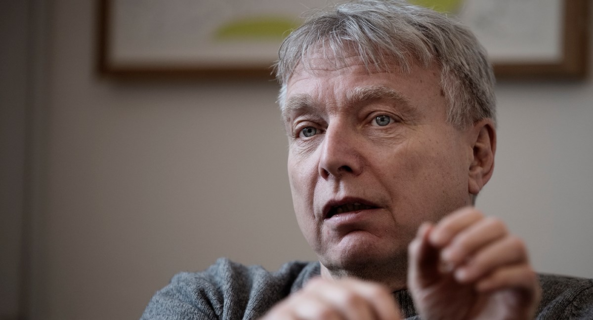 Uffe Elbæk (ALT) har givet Altinget lov til at følge ham en dag på arbejde. Det byder på lidt af hvert, og partilederen kommer igennem dagen ind på partiets opstart og fremtid.