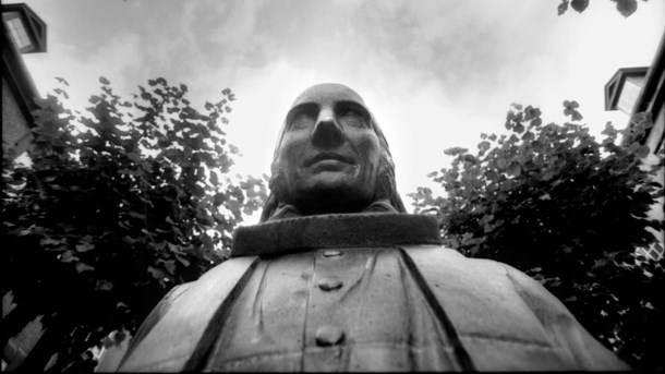 Grundtvig-statue ved Vartov Kirke i København.