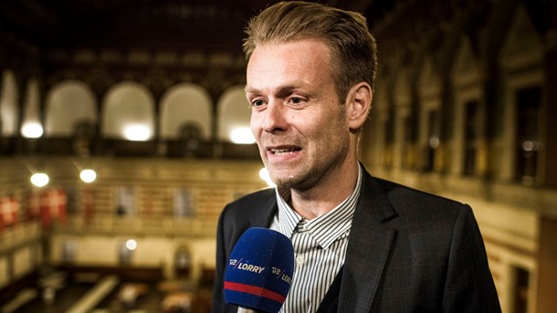 Kultur- og fritidsborgmester i København Niko Grünfeld fra Alternativet glæder sig over, at kommunens nye kunstværk skaber debat.