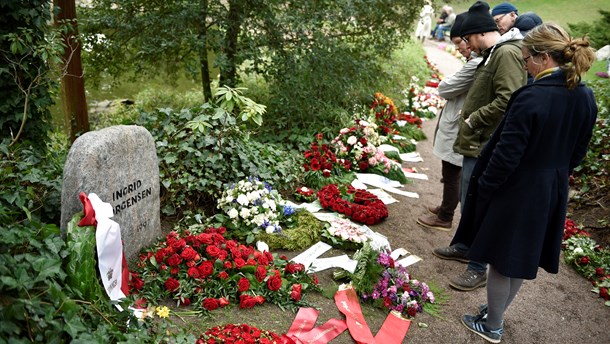 Besøgende kigger på blomster og bårebuketter på Vestre Kirkegård dagen efter bisættelsen af tidligere statsminister Anker Jørgensen i april 2016.