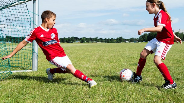 Mange af de børn, som starter med at spille eksempelvis fodbold i et udsat boligområde, ender med at spille fodbold i foreninger uden for disse områder, skriver Bent Clausen og Hans Natorp.