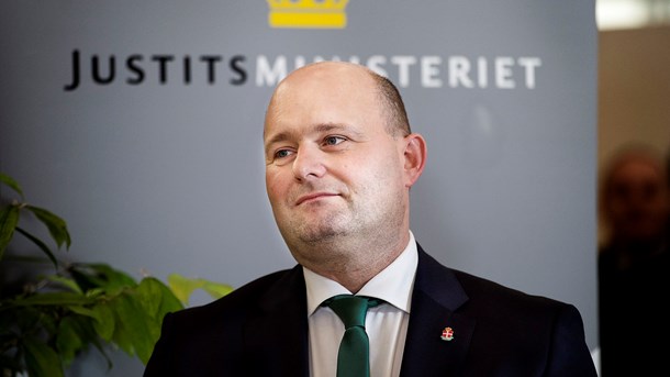 Kritik: Mørkelygten trives i ministerier