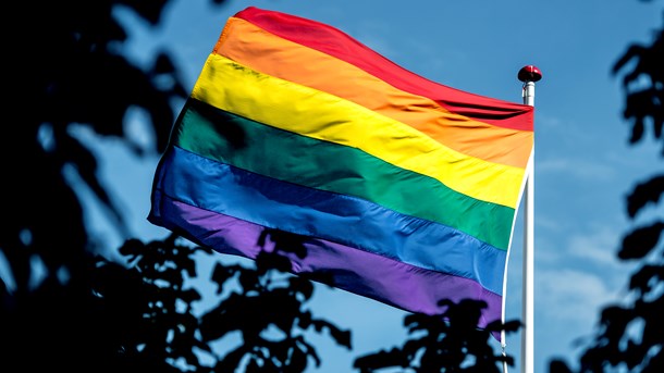 Fagforeningerne skal bakke op om LGBT+-personer både til Pride Week og resten af året, skriver tre fagforeningsbosser. 