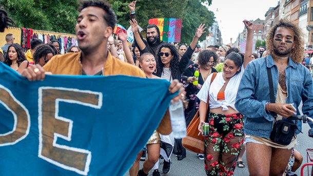 REGNBØVET: Da den alternative pride skulle formeres foran Nørrebro Station, meddelte arrangørerne, at alle ”racialiserede” mennesker skulle gå forrest, skriver Anna Libak.