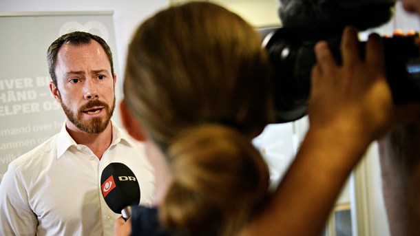 Jakob Ellemann-Jensen (V) bør beklage, at et notat om drikkevandsbeskyttelse ikke blev udleveret under sidste års pesticidforhandlinger. Det mener DF og Socialdemokratiet.