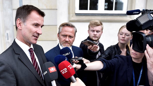 Udenrigsminister Anders Samuelsen (t.h.) havde besøg af sin britiske kollega Jeremy Hunt i sidste uge. Men når briterne forlader EU-samarbejdet til marts, må Danmark se sig om efter nye venner, og dem har vi ikke mange af, viser ny undersøgelse.