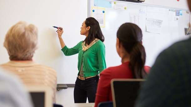 Uddannelse ophører ikke nødvendigvis efter skoleårene. Der findes mange kurser og andre ressourcer, der henvender sig specifikt til ledere i civilsamfundet.