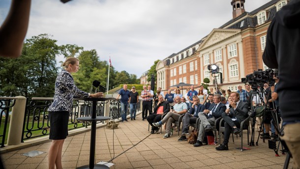 Bogstavleg og Morten Østergaards krav til Mette Frederiksen stjal billedet til Socialdemokraternes sommergruppemøde, skriver Lisbeth Knudsen.