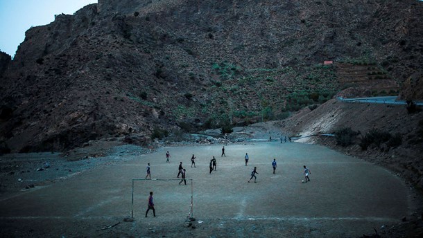 En gruppe unge drenge spiller fodbold i skyggen af et bjerg i nærheden af Ouarzazate i Marokko. Sport - og især fodbold - er et glimrende værktøj til skabe engagement i lokalsamfundet og ligestilling, skriver Anders Levinsen.