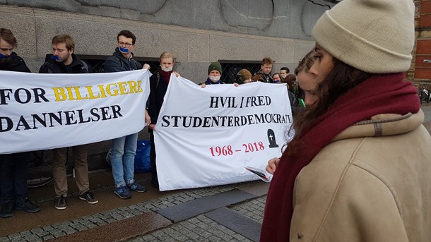 Studerende protesterer foran Uddannelses- og Forskningsministeriet i marts, da Udvalget om bedre universitetsuddannelser foreslog at indskrænke studienævnenes rolle. 