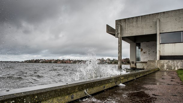 Affredningen af Vikingeskibshallen i Roskilde betyder, at den kan nu rives ned. Bygningen, der er tegnet af Erik Christian Sørensen, er opført fra 1967-68 og blev fredet i 1997.