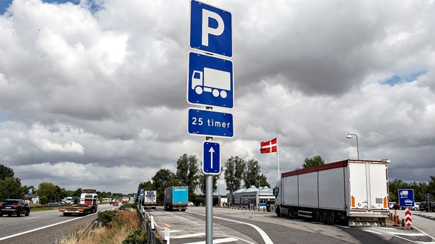 Nyt forbud mod langtidsparkering på rastepladser får nu regeringen til at firedoble parkeringsbøder for køretøjer over 3.500 kilo fra 510 kroner til 2.040 kroner. De højere bøder skal gælde på hele vejnettet.