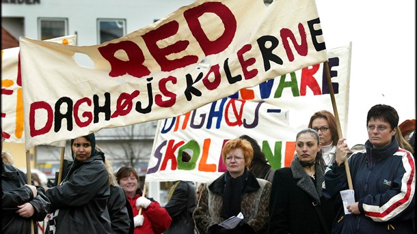 Rundbarberingen af tilskuddet til daghøjskoler er så
voldsom, at det vil ramme socialt skævt, advarer skoleleder på daghøjskolen VERA Niels Nørlem. Billedet er fra 2002, hvor elever fra daghøjskoler i Aalborg demonstrerede mod planlagte besparelser på området.