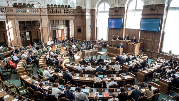 Lars Løkke Rasmussen åbner tirsdag Folketinget med sin åbningstale. Altingets politiske kommentator, Erik Holstein, tager i dagens udsendelse temperaturen på dansk politik.