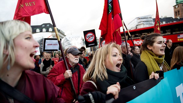 Er det danske demokrati i krise, spørger Dansk Ungdoms Fællesråd, som nu nedsætter en Demokratikommission. Her viser demonstranter i København deres utilfredshed med to frihandelsaftaler i 2016.