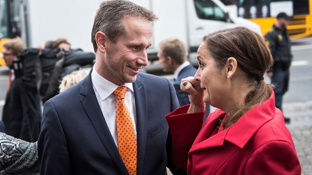 Kristian Jensen (V) og Pia Olsen Dyhr (SF) ude foran Christiansborg Slotskirke inden åbningsgudstjenesten i 2015. I år bliver gudstjenesten uden deltagelse af Pia Olsen Dyhr og hendes partifæller i Folketinget.