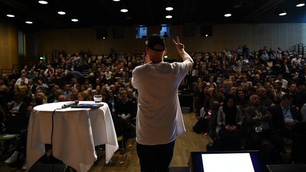 Med freestyle-rap og kærlige drillerier førte Per Vers deltagerne gennem Civilsamfundets Fællesdag. 