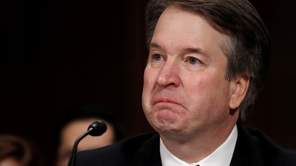 Dramaet om Christine Blasey Ford og Brett Kavanaugh (p.b.) er endnu et eksempel på at folk tager stilling til sandheden uden at kende den. Ud fra hvor man står politisk, skriver Jens Chr. Grøndahl.