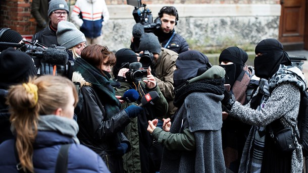 Der var demonstrationer i forbindelse med burka-og niqabforbuddet, men indtil videre har konsekvenserne for de tildækkede kvinder været meget begrænsede.