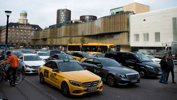 Alle taxier skal køre på strøm i 2030. Det vil regeringen blandt andet hjælpe på vej ved at give elbiler en plads forrest i ventekøen.