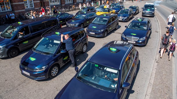 Der er kun ti eltaxaer på de danske veje, blandt andet fordi der er en væsentlig forskel i anskaffelsesprisen mellem en konventionel dieseltaxa og en eltaxa, mener Dansk Taxi Råd.