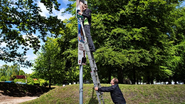 Arkivfoto: Ophængning af plakater efter udskrivelsen af folketingsvalget i 2015.