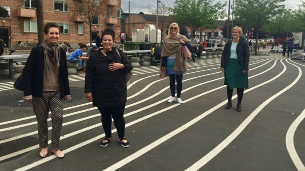 Direktørerne Henriette Christiansen (første fra venstre) og Thit Aaris-Høeg (tredje fra venstre) har været i praktik hos hinanden for at styrke deres samarbejde. Her er de på besøg hos Bydelsmødrene på Nørrebro.