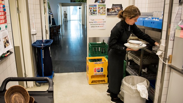 Det er blandt andet inden for servicefag som cafémedarbejdere, køkkenassistenter, afryddere og cateringassistenter, at der er blevet flere ufaglærte job, viser en ny analyse fra DA.