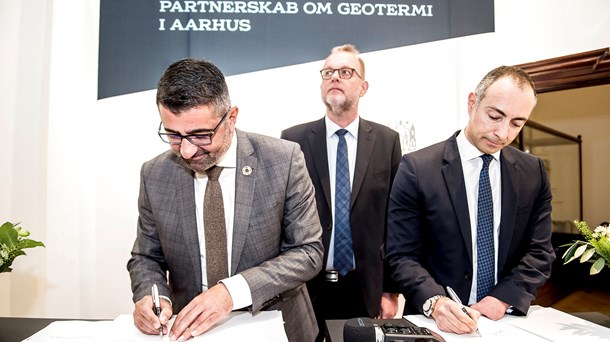 Bünyamin Simsek, rådmand for Teknik og Miljø i Aarhus Kommune, og Samir Abboud, direktør for geotermi i A.P. Møller Holdning, underskriver det såkaldte Letter of Intent under opsyn af energiminister Lars Chr. Lilleholt. 