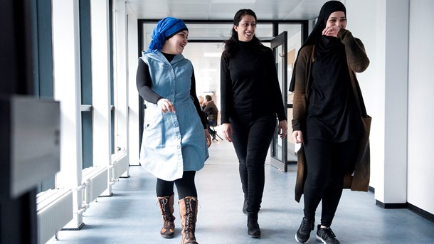 Kommunerne har brug for mange flere som Emine, Beyza og Naima, der er under uddannelse til sosu-assistenter på Social- og Sundhedsuddannelsescenteret i Brøndby.