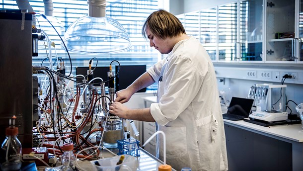 Foto fra Novo Nordisk Fondens Center for Biosustainability på DTU. Det er den slags bevillinger, som universiteterne får sværere og sværere ved at huse, hvis ikke der følger finansiering af inddirekte omkostninger med i tilstrækkelig grad. (Arkivfoto)