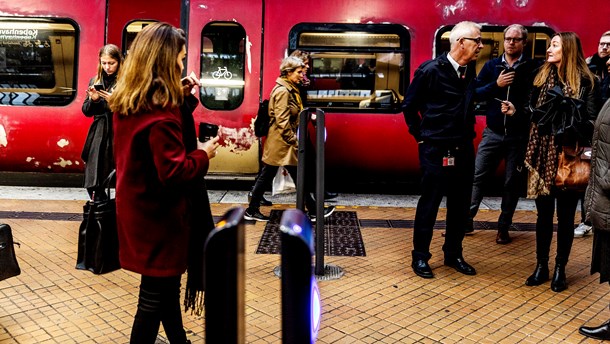 S-togstationer i hele hovedstaden stod på den anden ende, da lokoførere mandag gik til fagligt møde i stedet for på arbejde.