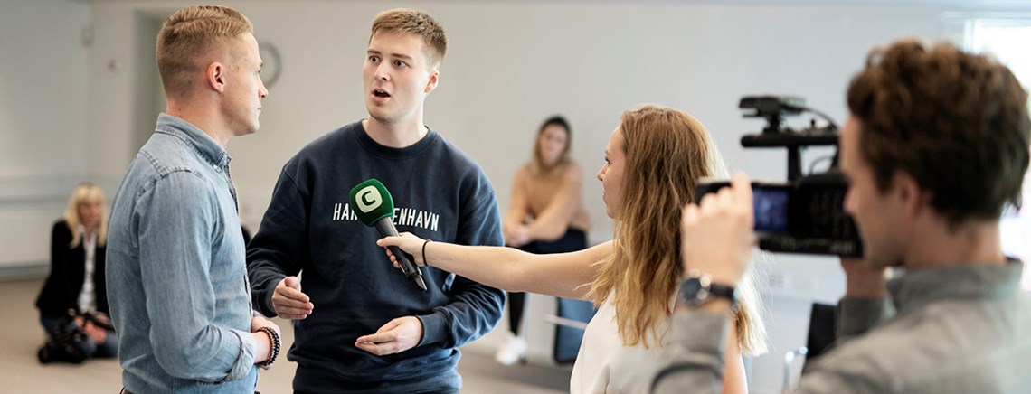 Talenter bliver blandt andet undervist i at håndtere interviewsituationer. 