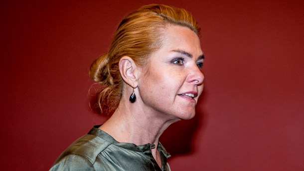 Integrationsministeren forsøger ihærdigt at bagatellisere sit bøddelerhverv, skriver Flemming Chr. Nielsen.