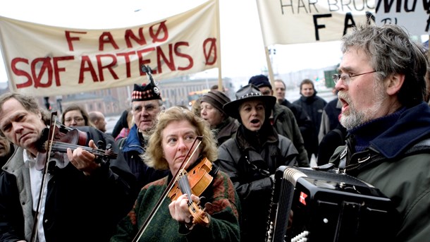 Fanniker demonstrerer foran Christiansborg for bevarelse af Søfartsskolen på Fanø. Arkivfoto, januar 2006.