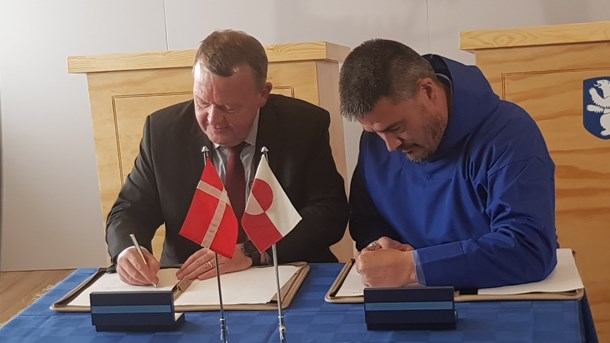 September 2018:  Lars Løkke Rasmussen (t.v) og Kim Kielsen (t.h.) underskriver aftalen om dansk medfinansiering af lufthavnsprojekterne.