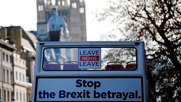 Brexit-aftale overlever sit første farefulde døgn