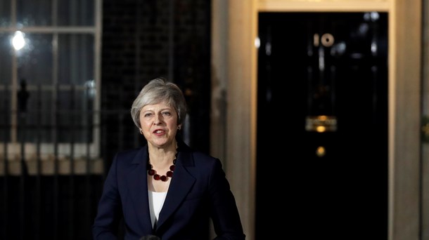 Theresa May kunne efter et fem timer langt, ophedet møde meddele, at Storbritanniens kabinet bakker op om aftalen.