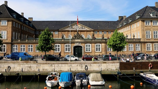 Uanset hvad fagfolk mener om kedsomhedsknapper og realitystjerner på Nationalmuseet, er det et faktum, at Rane Willerslevs mest presserende ledelsesudfordring er at få flere mennesker til at bruge og elske Nationalmuseet samt flere penge i kasseapparatet, skriver Peter Thor Andersen.